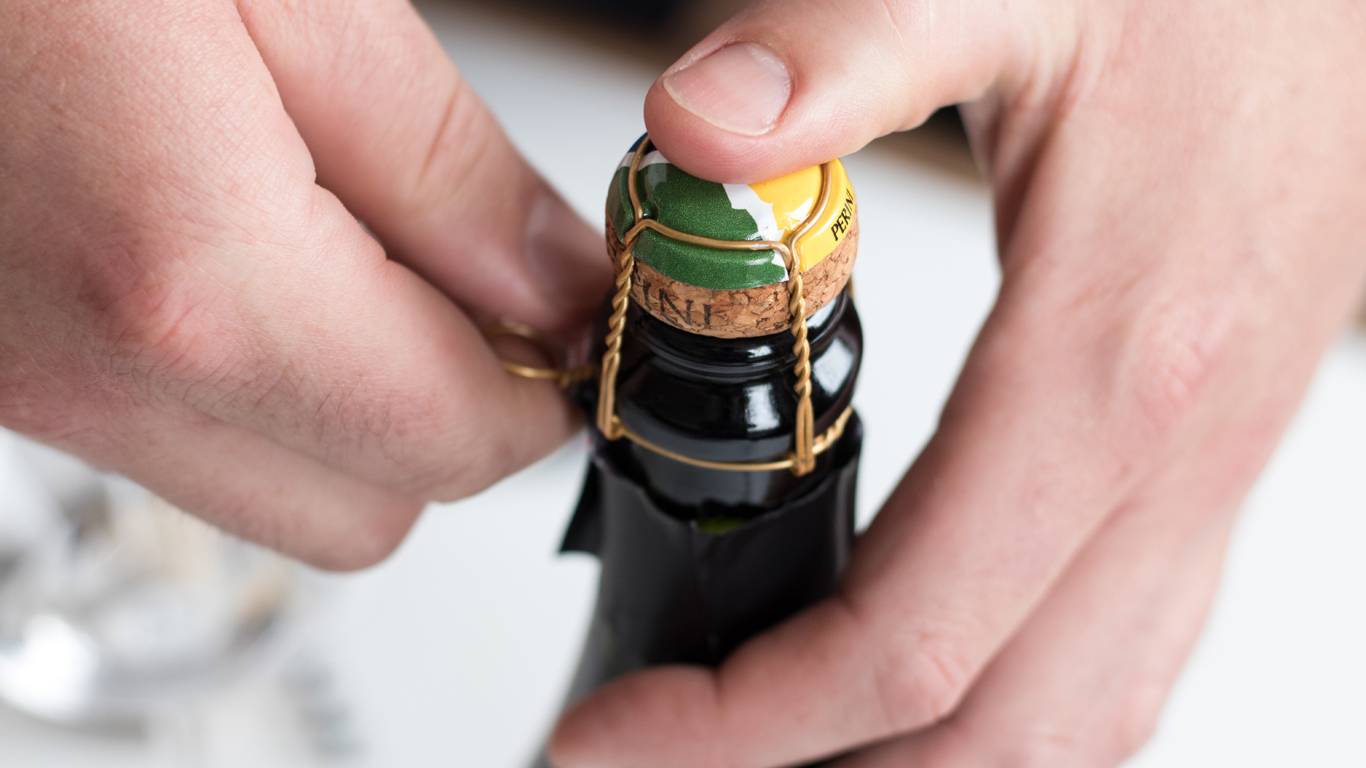 How to Open a Wine Bottle Like a Pro: Smart Tips for 2025 Enjoyment