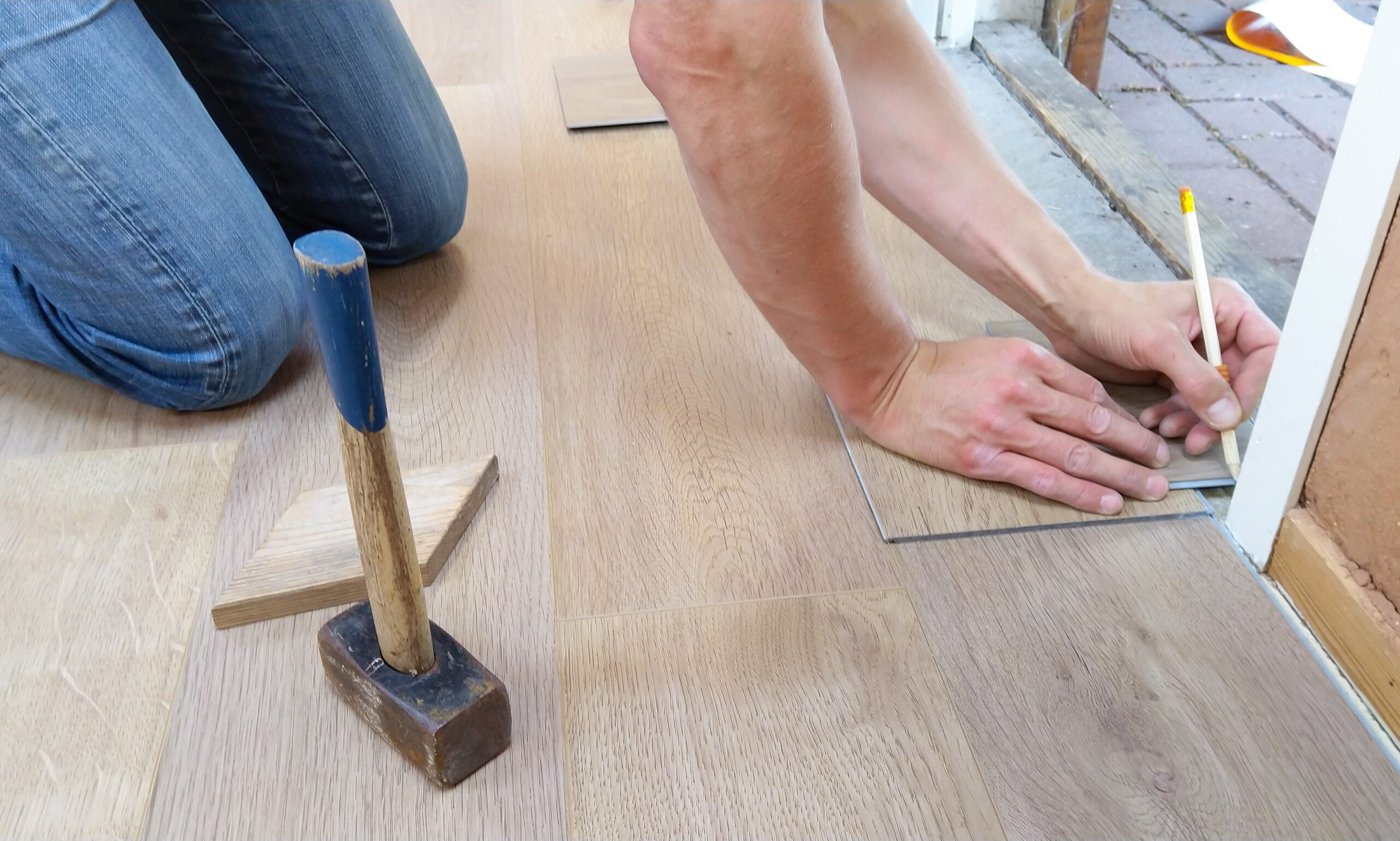 How to Properly Lay Laminate Flooring: Essential Tips for a Modern Home in 2025